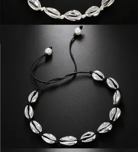 Collana girocollo con conchiglie di cauri argentate fatte a mano e perle dettagli stile chic
