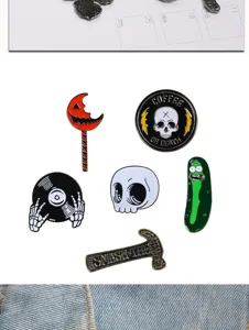 Lot de broches émaillées style punk Halloween avec crâne et motifs uniques de personnages.
