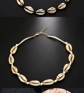 Goldfarbene Kauri-Muschel Halskette Detail, Boho Strand Urlaub Schmuck verstellbar.