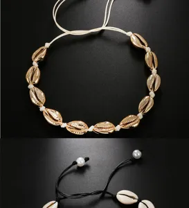 Primo piano dettagliato di una collana di conchiglie in stile hawaiano fatto a mano.