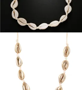 Collana girocollo corta in conchiglia naturale e oro galvanizzato in stile hawaiano fatta a mano.