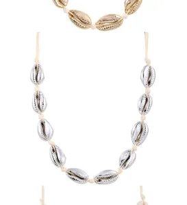Collana di conchiglie di cauri fatta a mano in stile hawaiano con perline galvanizzate.