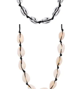 Collana girocollo artigianale in conchiglie di ciprea con dettagli in argento e perle naturali.