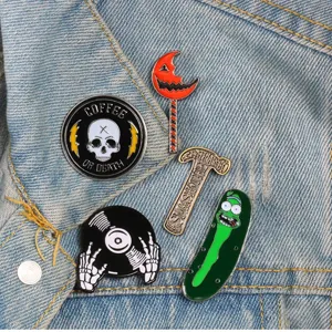 Set de badges épingles en émail métal style punk d'Halloween, crânes et décorations.