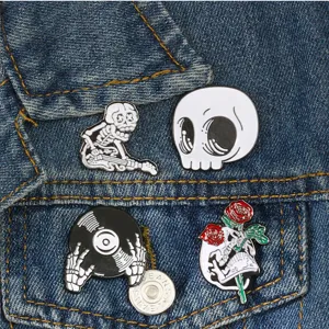 Ensemble de broches en émail métallique style punk Halloween avec guitare et crânes.