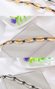 Detaillierte Nahaufnahme des handgeflochtenen Muschelarmbands mit goldenen Kaurischalen.