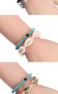 Nahaufnahme von handgefertigten Muschel- und Türkisperlen geflochtenen Stapelarmbändern.