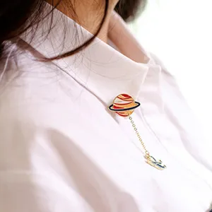 Creative planet astronaut alloy brooch pin with chain, cute drip oil clothing lapel accessory.
