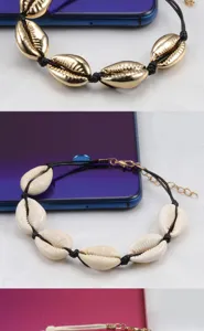 Handgefertigtes Muscheln Armband Detail mit Kauri-Muscheln und verstellbarem Karabiner.