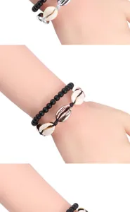 Set di bracciali con conchiglie e perline nere boho ideale per vacanze estive al mare.