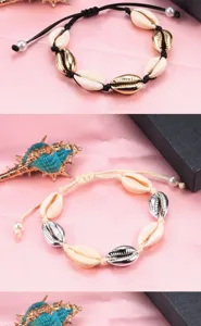 Primo piano del braccialetto intrecciato con conchiglie di ciprea, gioiello da spiaggia stile boho.