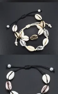 Primo piano dettagliato di bracciali intrecciati in conchiglie con perle decorative.