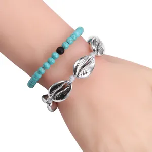 Schichtweise Türkis Perlen und silberne Muschel geflochtene Charm Armband Set Damen Sommer.