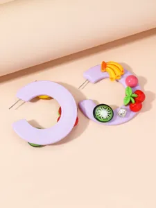 Primer plano detalle de pendientes de aro de acrílico morado con dijes de frutas de verano.