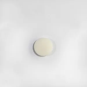 Detailansicht einer festen Mückenabwehr Dufttablette, weißes rundes Aroma Ätherisches Öl Design.