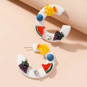 Primer plano detallado de los pendientes de aro de acrílico de frutas con dijes coloridos.