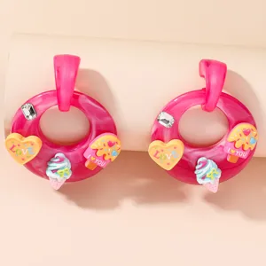 Pendientes de aro de acrílico rosa decorados con dijes de corazón y helado muy bonitos.