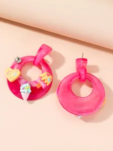 Pendientes de aro de acrílico rosa con dijes de postre, ideales para estilos de verano.