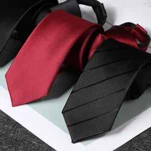 Primo piano dettagliato delle cravatte rosse e nere a righe con raffinata trama in tessuto.