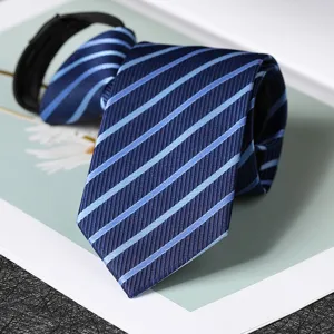 Dettaglio cravatta con zip a righe blu, con trama fine e comodo design preannodato.