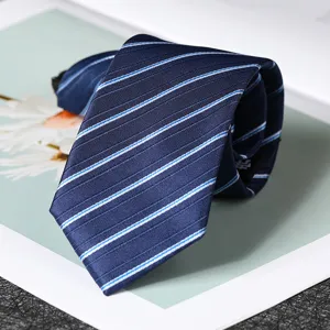 Dettaglio cravatta a righe blu scuro da uomo, elegante cravatta formale con cerniera primo piano