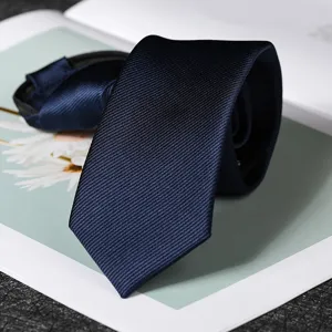 Vista dettagliata di una cravatta formale da uomo in twill fine blu scuro con texture.