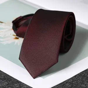 Dettaglio in primo piano di una cravatta con zip rosso scuro dalla trama fine elegante.