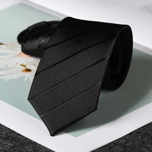 Primo piano dettaglio di una cravatta nera classica a righe fini per abbigliamento formale.