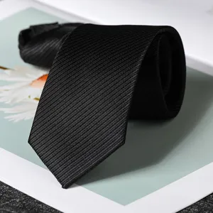 Dettaglio in primo piano della cravatta nera da lavoro a righe fini, design elegante.