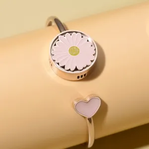 Roségouden open armband met roze margriet bloem en hartbedels voor stijlvolle dames