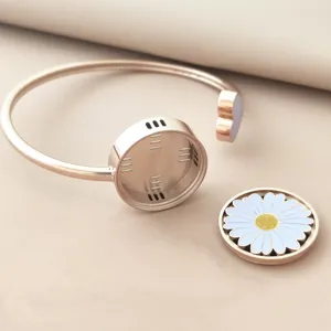 Open armband met roségouden afwerking en een charmant lichtblauw margriet bloemmotief.