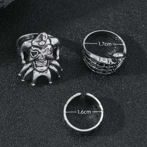 Gros plan de trois bagues punk crâne et main squelette, design en métal cool pour homme.