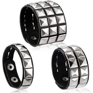 Bracciale punk in pelle nera con rivetti piramidali argentati e chiusura a pressione.
