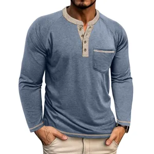 Détail t-shirt Henley manches longues homme, patte de boutonnage et poche contrastées.