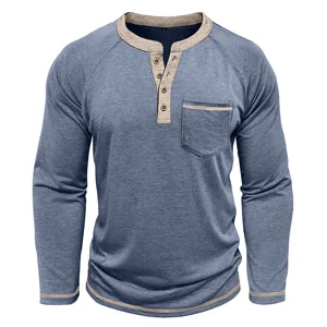 Chemise Henley manches longues pour homme avec bordure contrastée et poche sur la poitrine.