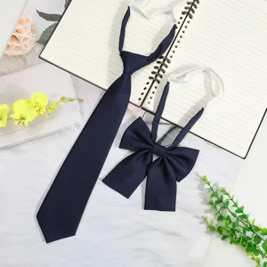 Ensemble de cravate et nœud papillon style JK bleu marine, accessoire uniforme scolaire vue.