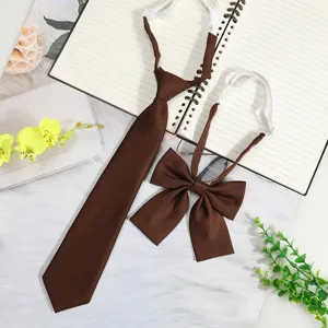 Ensemble cravate et nœud papillon marron style JK, vue détaillée à plat du design élégant.