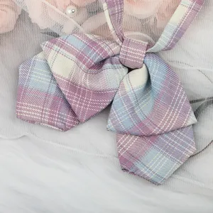 Nahaufnahme einer japanischen JK Uniform zweilagigen Karomuster Schleife mit Bändern.