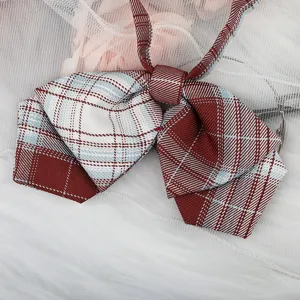 Nahaufnahme einer doppelten JK-Karoschleife mit rot-blauem Farbmuster und passenden Bändern.