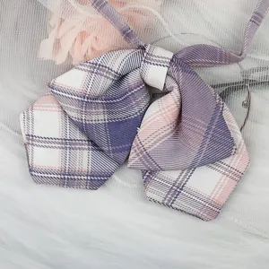 Detailaufnahme einer violetten Karo JK Schleife mit klassischem doppelten vorgebundenen Design.