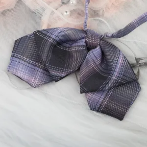 Lila karierte JK Fliege vorgebunden Matrosenuniform Kragen Zubehör Detailansicht.