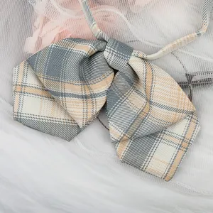 Detaillierte Nahaufnahme einer klassischen japanischen Karo-JK-Fliege mit eleganten Mustern.