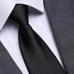 Vista dettagliata di una cravata da uomo nera per abito da business, design elegante.