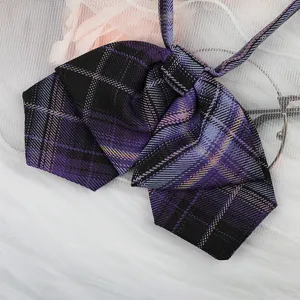 Nahaufnahme einer lila und schwarzen karierten JK Uniform Fliege mit doppeltem Design.