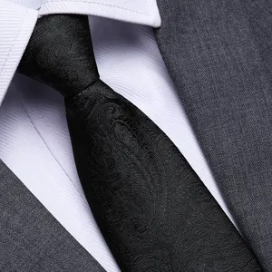 Dettaglio in primo piano della classica cravatta nera da uomo con elegante motivo jacquard.