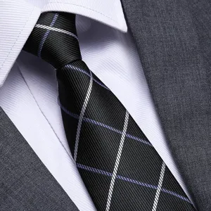 Primo piano di una cravatta nera classica a quadri per uomo, ideale per affari formali.