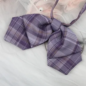 Detailaufnahme einer violetten Karo JK Fliege mit doppellagigem Stoff und vorgebundenem Design.