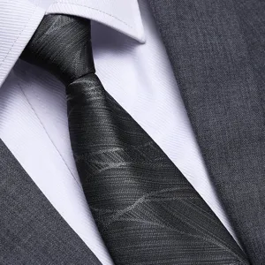 Vista dettagliata di una cravata da uomo grigio scuro con motivo twill fine per abiti formali.