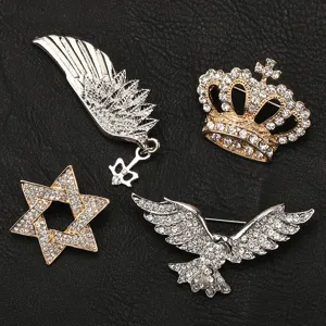 Dettagli del set di spille in strass cristallo, corona, stella e aquila scintillanti.