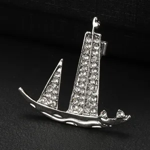 Primo piano della vista dettagliata della spilla barca a vela in strass argentata.